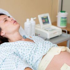 Studiu: Jumătate dintre femeile trecute prin procesul nașterii s-au confruntat cu violență obstetrică în timpul travaliului, nașterii sau examinării ginecologice