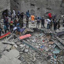 Pakistan: Cel puțin 27 de persoane și-au pierdut viața, după ce o clădire rezidențială s-a prăbușit 