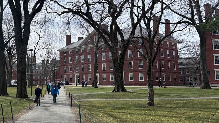 Trump suspendă peste două miliarde de dolari în finanțare federală pentru Universitatea Harvard