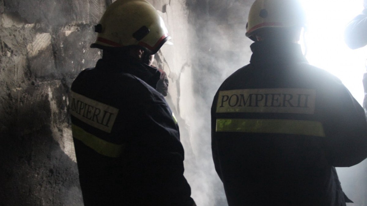 Un scurtcircuit, cauză a unui incendiu: Proprietarul locuinței s-a ales cu arsuri