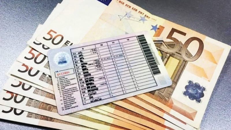 „Vreau să mă plimb oleacă cu mașina, dar nu am permis. Se poate cumva de făcut?”.  Reținut, după ce ar fi vândut acte false (VIDEO)