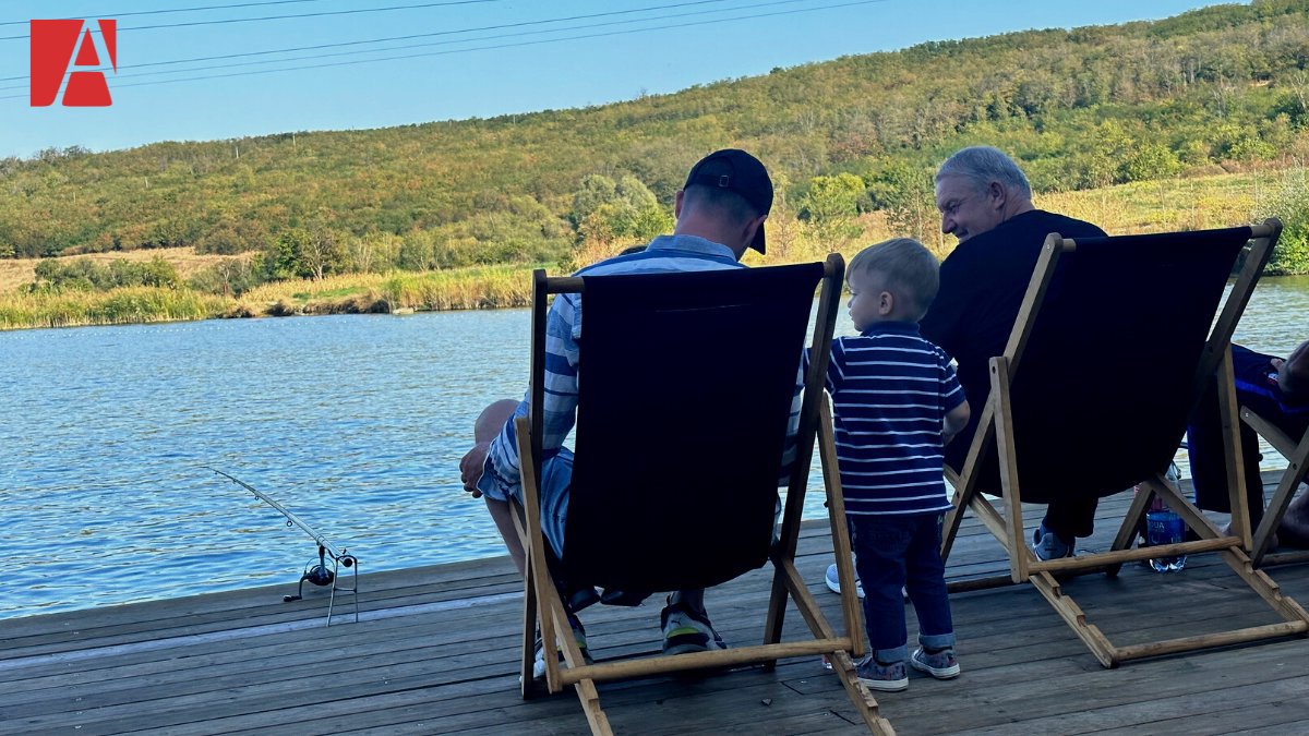 La scăldat, la bronzat sau la pescuit. Cum își petrec moldovenii ultima duminică din septembrie (GALERIE FOTO)