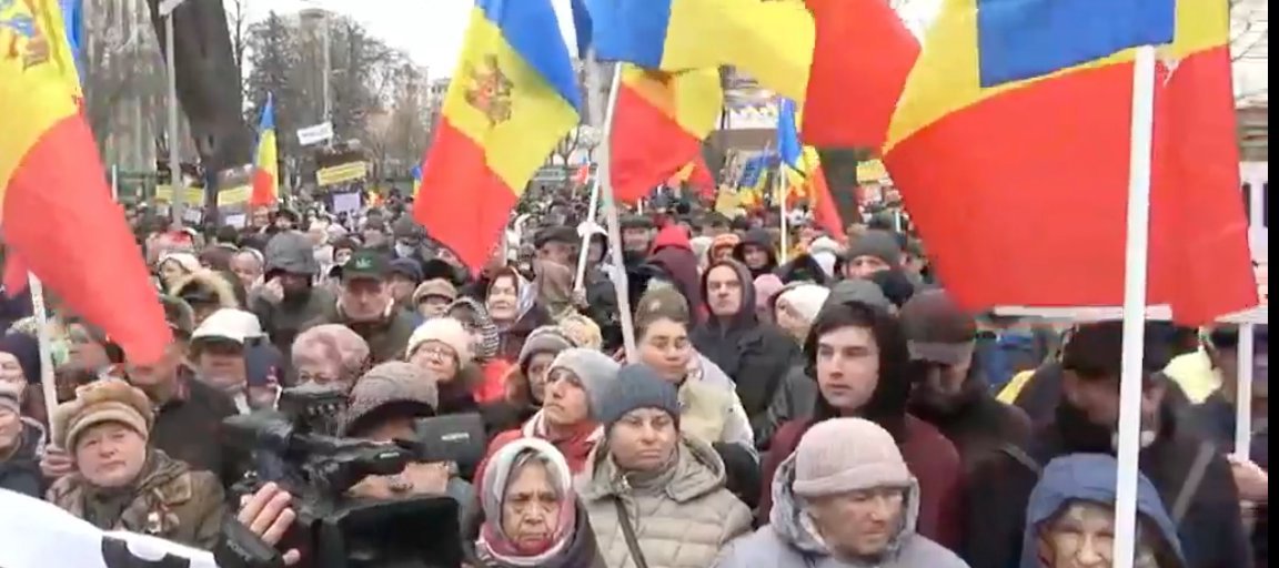 Protest cu îmbrânceli, minori nesupravegheați și trafic dat peste cap: Cum decurge manifestația din centrul capitalei