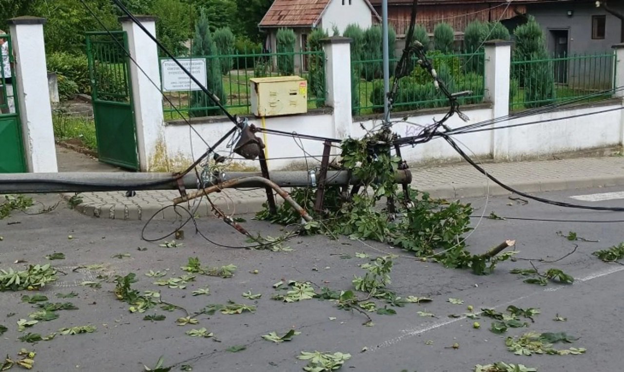 „Nu atingeți cablurile rupte”: Cinci reguli de securitate electrică în caz de furtună