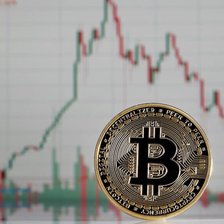Escrocherii cu criptomonede și prejudicii de peste 4,5 milioane de lei. Un bărbat, reținut pentru înșelăciune