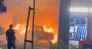 O mașină a luat foc în centrul capitalei. Un șofer băut a lovit o altă mașină parcată regulamentar (VIDEO)
