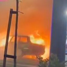 O mașină a luat foc în centrul capitalei. Un șofer băut a lovit o altă mașină parcată regulamentar (VIDEO)
