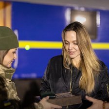 Angelina Jolie, după vizita în Herson și Nicolaev: „A trebuit să ne oprim și să așteptăm ca o dronă să treacă deasupra noastră”