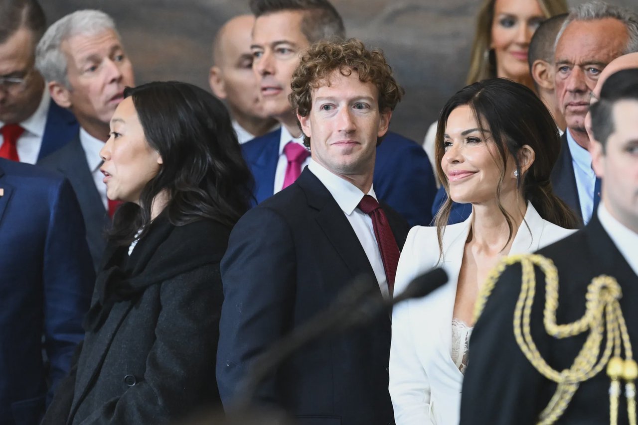 Debutul controversat al administrației Trump pe Meta. Mai mulți utilizatori ar fi fost abonați forțat la conturile oficiale