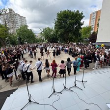 Sunete de clopoței în toată țara: Unii elevi au plecat în vacanță, alții - în viață (GALERIE FOTO)