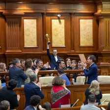 Cineastul Oleg Condrea, premiat la Cannes 7th Art Awards. A fost aplaudat în ședința Parlamentului