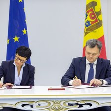 UE oferă R. Moldova 190 de milioane de euro pentru reforme și proiecte de dezvoltare. Acordul a fost semnat de premierul Recean și comisara Marta Kos (VIDEO)