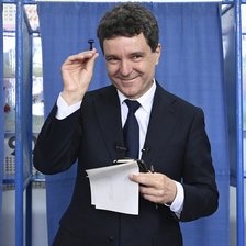 Averea președintelui român Nicușor Dan: Un teren în Predeal, o mașină veche de 40 de ani și datorii de milioane pentru campanie

