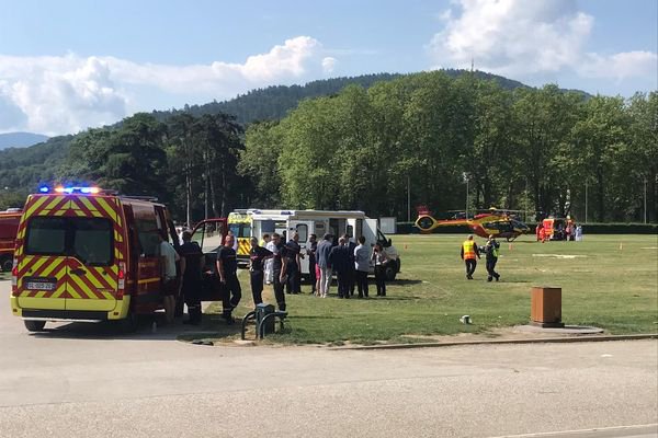 Mai mulți copii mici au fost înjunghiați într-un parc din Franța. Atacatorul a fost reținut