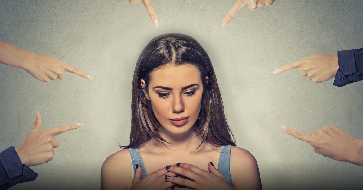 Cămășile băieților și tăcerile fetelor. Ce este misoginismul internalizat sau de ce mamele pot lăsa moștenire lanțuri, în loc să dăruiască aripi