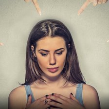 Cămășile băieților și tăcerile fetelor. Ce este misoginismul internalizat sau de ce mamele pot lăsa moștenire lanțuri, în loc să dăruiască aripi