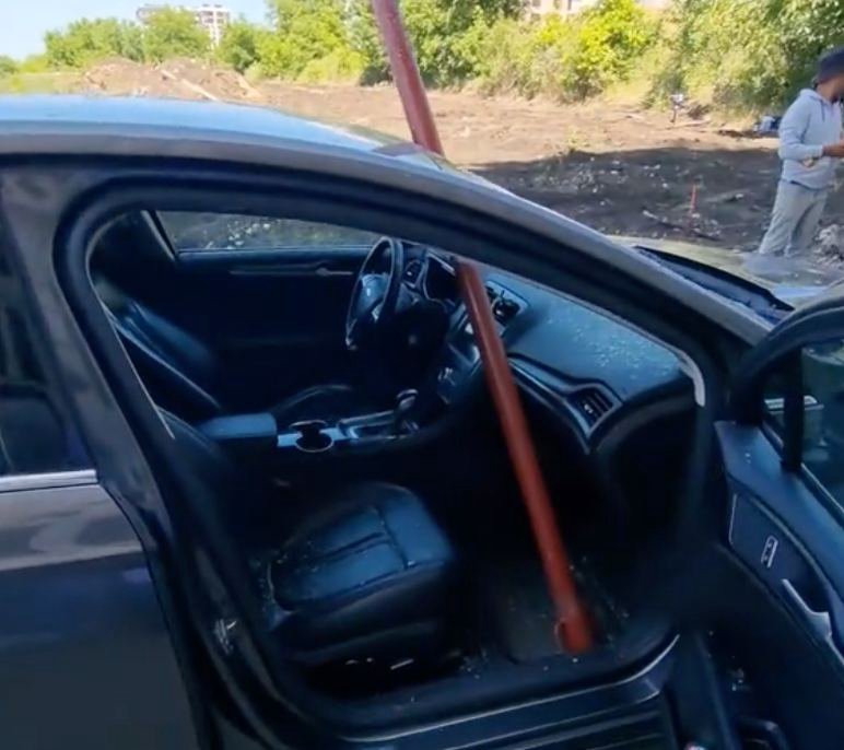 Incident lângă un șantier: o bară metalică a străpuns parbrizul unei mașini (VIDEO)