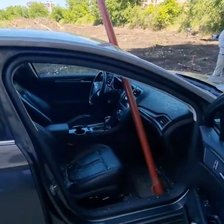 Incident lângă un șantier: o bară metalică a străpuns parbrizul unei mașini (VIDEO)