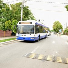 Accident pe bulevardul Decebal din Chișinău: O persoană și-ar fi pierdut viața, după ce a fost lovită de un troleibuz