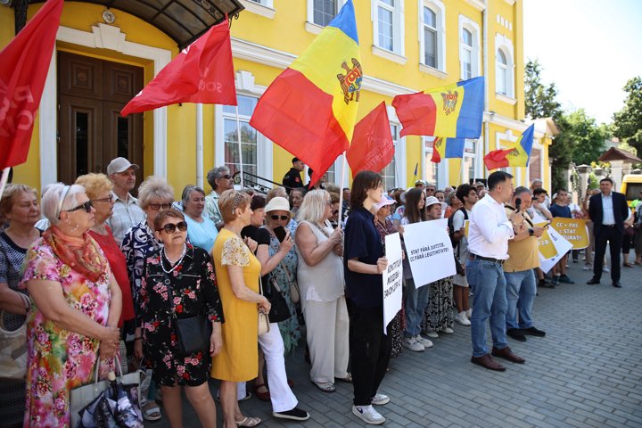 Protest organizat de PSRM în fața Curții Constituționale. „CC fără legitimitate!”, scandează mulțimea