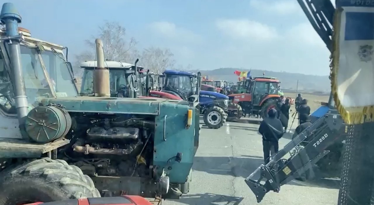 Fermierii blochează repetat accesul către vama Leușeni. Oamenii legii, la fața locului
