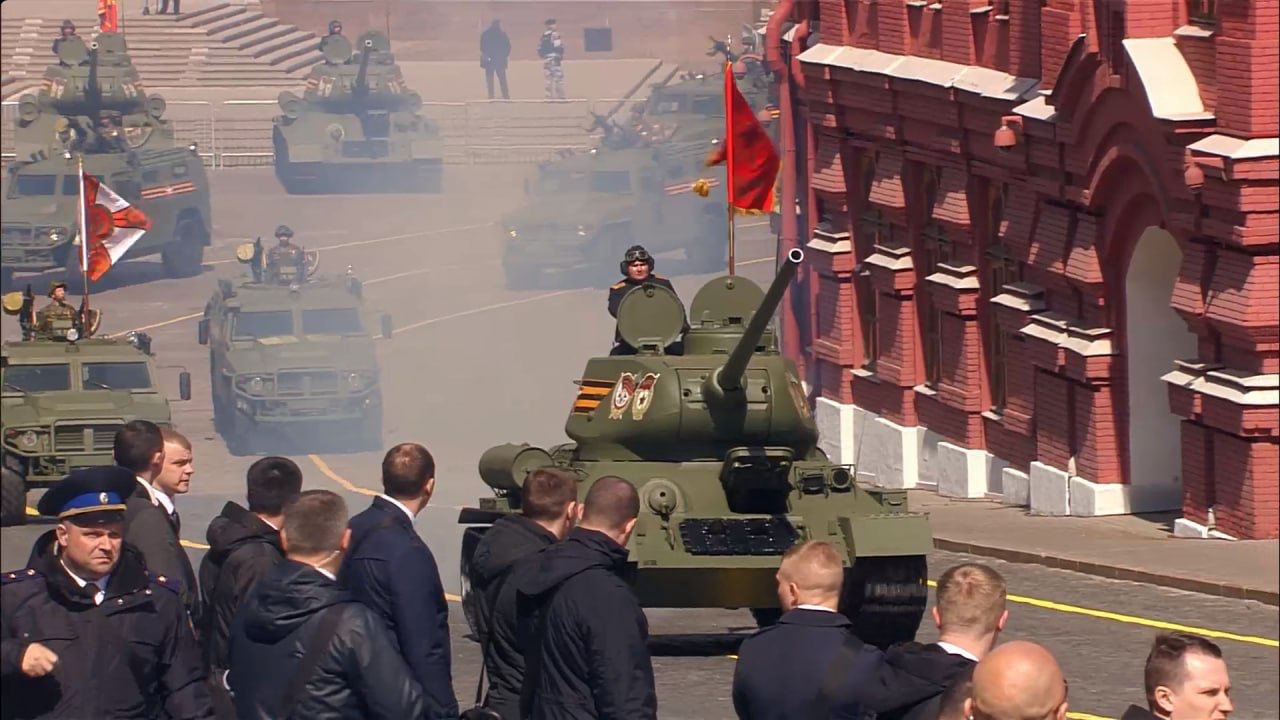 Cea mai scurtă paradă. În Piața Roșie a defilat un singur tanc, iar etalarea tehnicii militare a durat doar 10 minute