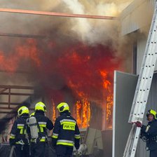 112 pompieri cu autospeciale și trenul de apă: Incendiul de la depozitul din sectorul Botanica, lichidat la miezul nopții