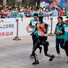 China: Roboți umanoizi au concurat alături de oameni într-un semimaraton inedit