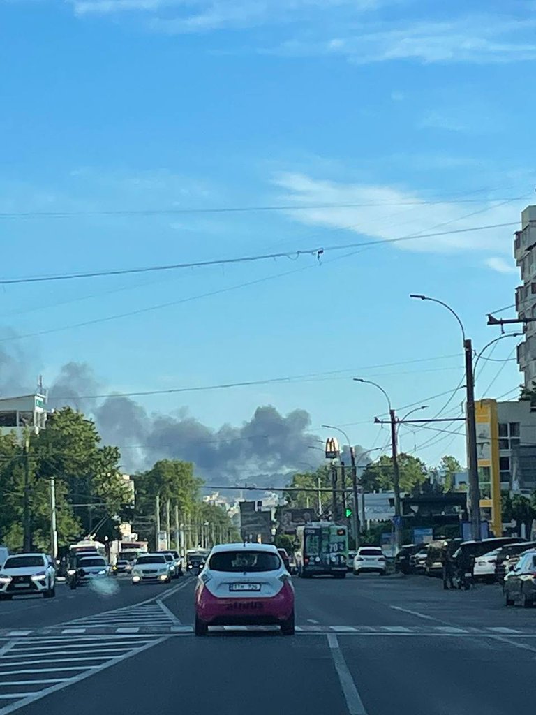 Incendiu în capitală: Mai multe țevi din spatele unui centru comercial au fost cuprinse de flăcări (VIDEO)