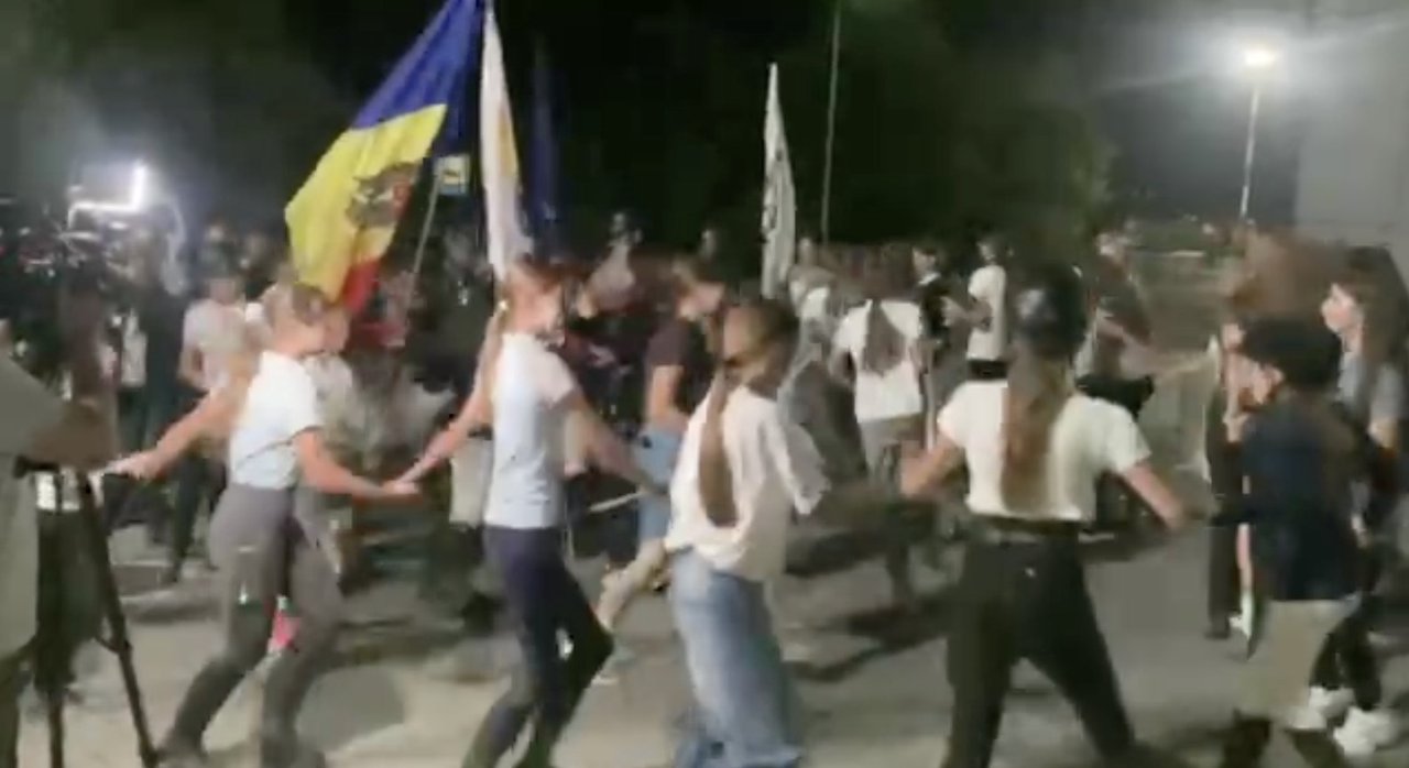 Adil Osmanov și Denis Vieru au revenit în R. Moldova: Olimpicii, așteptați de zeci de oameni cu aplauze, dansuri și muzică (LIVE)