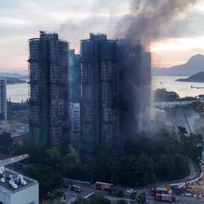 Incendiul din Hong Kong: bilanțul urcă la 65 de morți. Trei angajați ai unei firme de construcții, reținuți