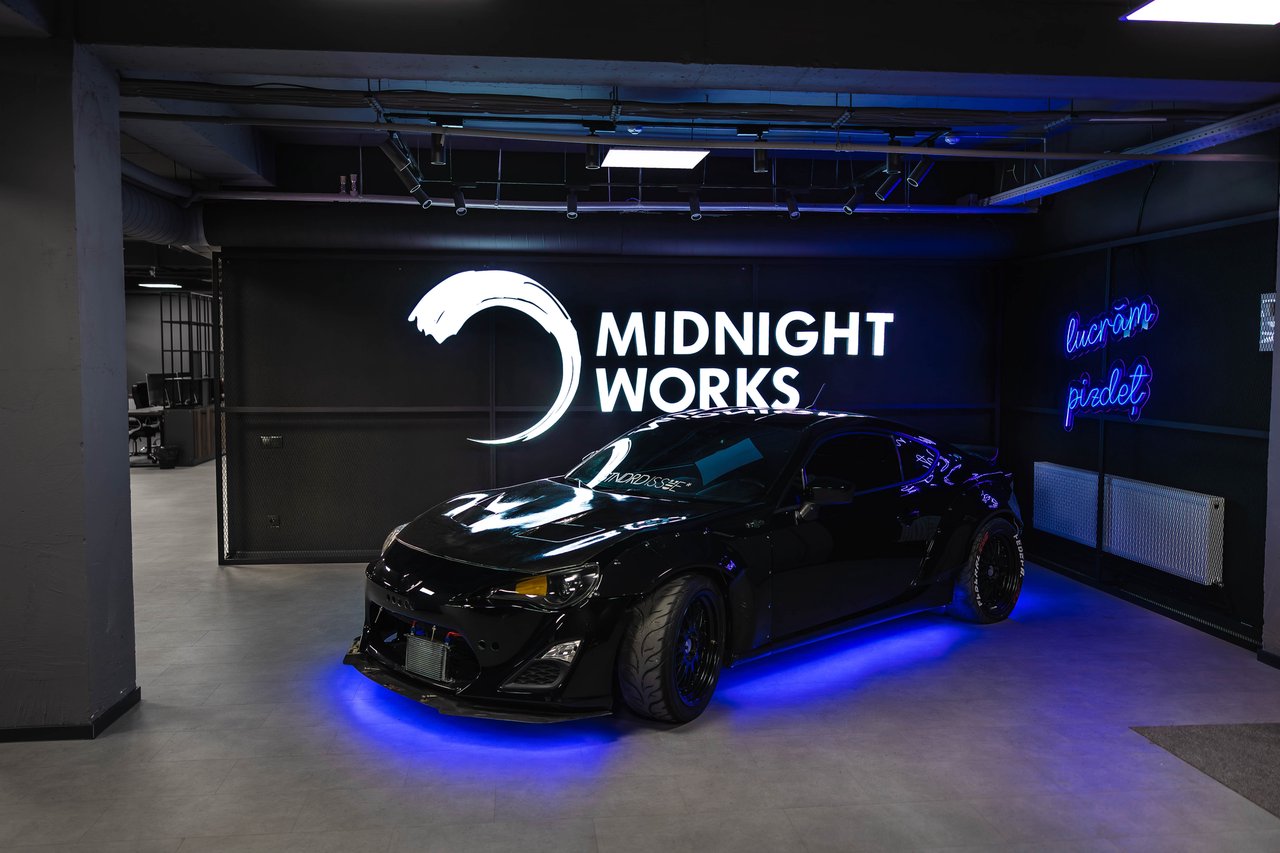 Au băgat o mașină sportivă de drift în oficiu. Compania se numește Midnight.Works