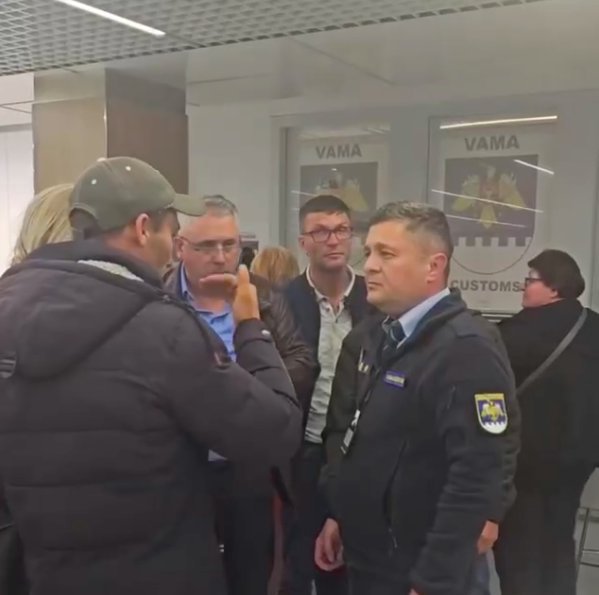 Mai multe persoane, oprite la controlul de frontieră de la aeroport. UPDATE: O femeie, luată pe sus de oamenii legii