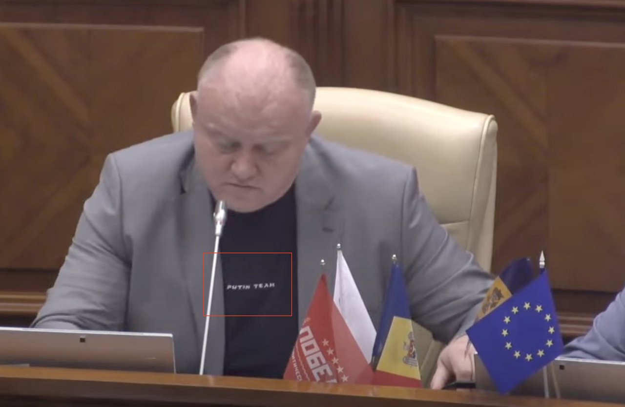 Parte a echipei președintelui rus? Ce spune Bolea despre mesajul „Putin Team” de pe tricoul purtat în Parlament 