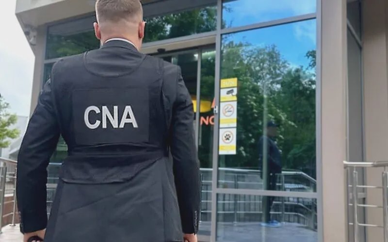 Mită în schimbul certificatelor medicale false? Percheziții, la o companie turistică și la o instituție medicală privată din mun. Chișinău