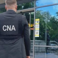 Mită în schimbul certificatelor medicale false? Percheziții, la o companie turistică și la o instituție medicală privată din mun. Chișinău