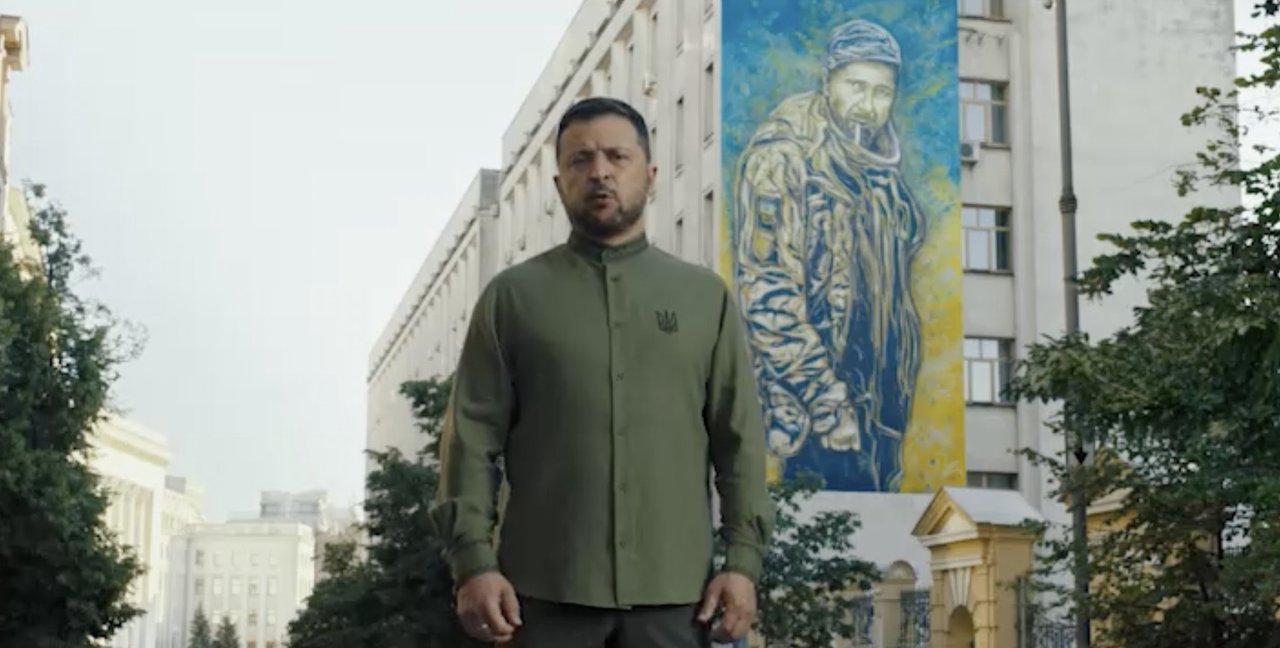 Zelenski a înregistrat un mesaj emoționant pe fundalul picturii murale a soldatului ucis pentru că a spus „Slavă Ucrainei” (VIDEO)