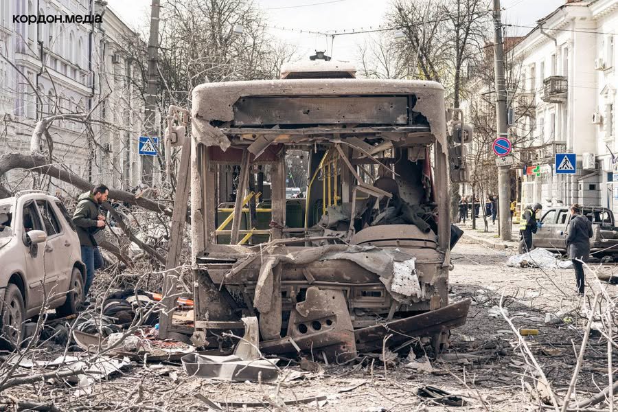 Un băiat de 13 ani a salvat pasageri dintr-un autobuz în flăcări după atacul rusesc cu rachete din orașul Sumî