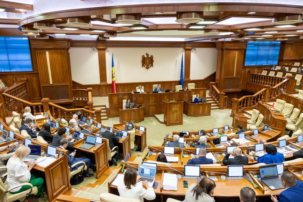 Alegeri parlamentare: Cinci formațiuni ar trece pragul (SONDAJ)