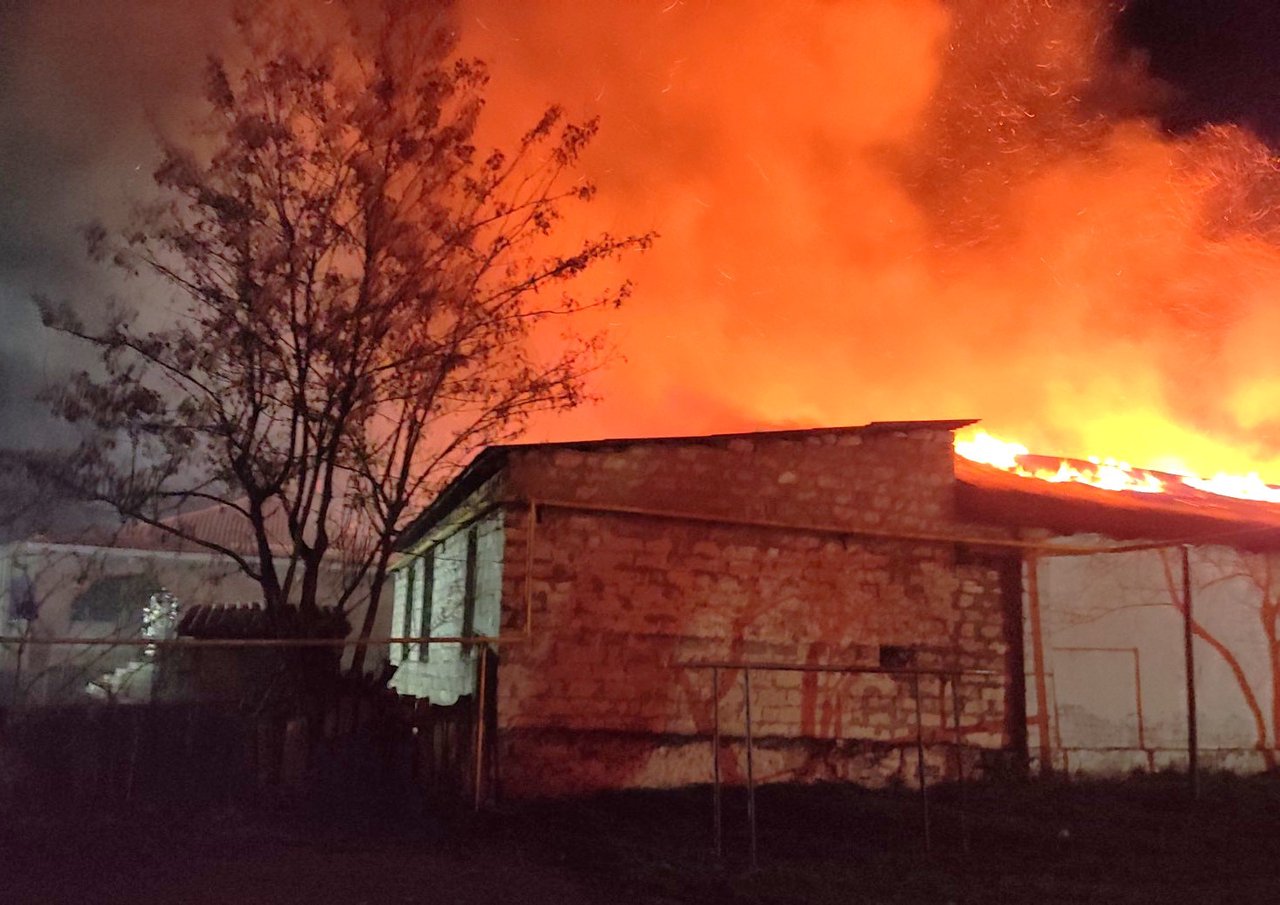 Incendiu la Edineț: Un depozit de materiale de construcții, mistuit de flăcări