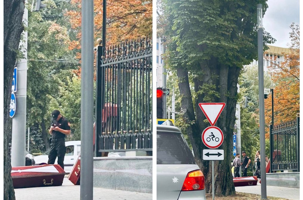 În semn de protest? Un sicriu a fost lăsat lângă gardul Președinției  (VIDEO)
