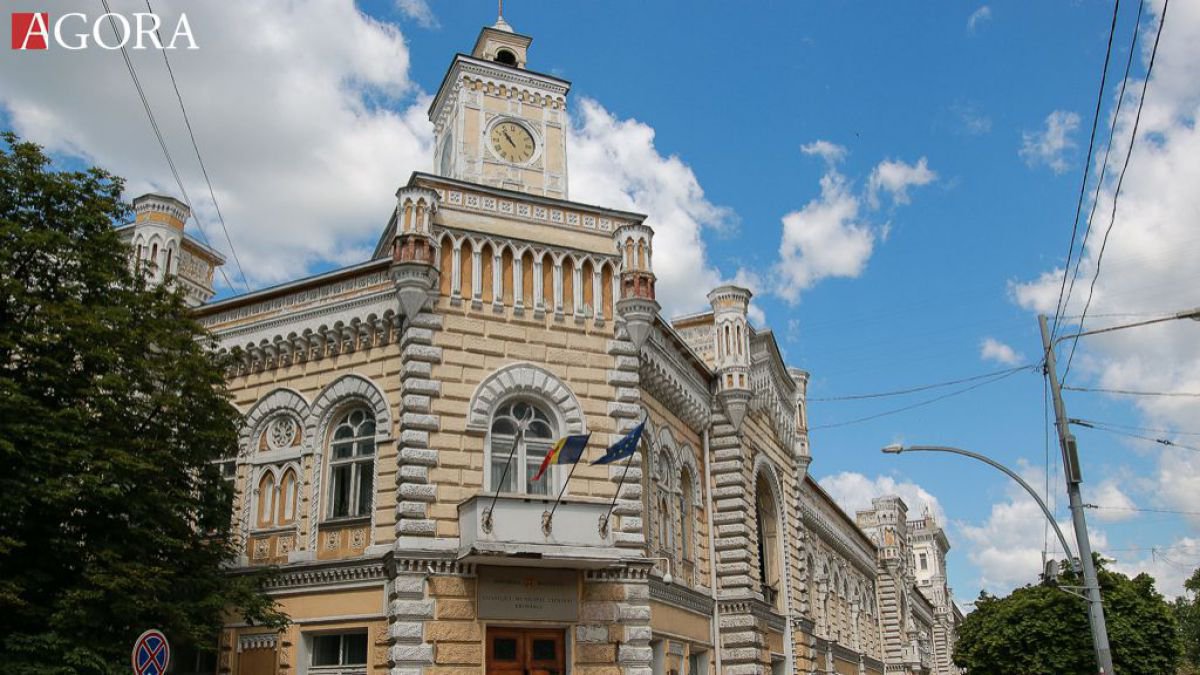 „Cablurile nu atârnau și nici nu erau pe jos”: Primăria, primele declarații despre cazul copiilor electrocutați într-un parc din capitală