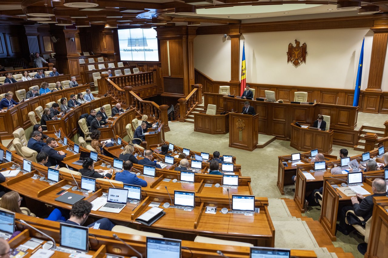 Propunerea PAS: Ședințele Parlamentului ar putea avea loc mai rar, o dată la două săptămâni