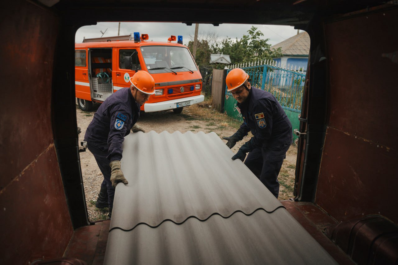 Foi de ardezie și cherestea pentru nordul țării. Continuă reparațiile după distrugerile provocate de furtuna de la sfârșitul lunii iulie