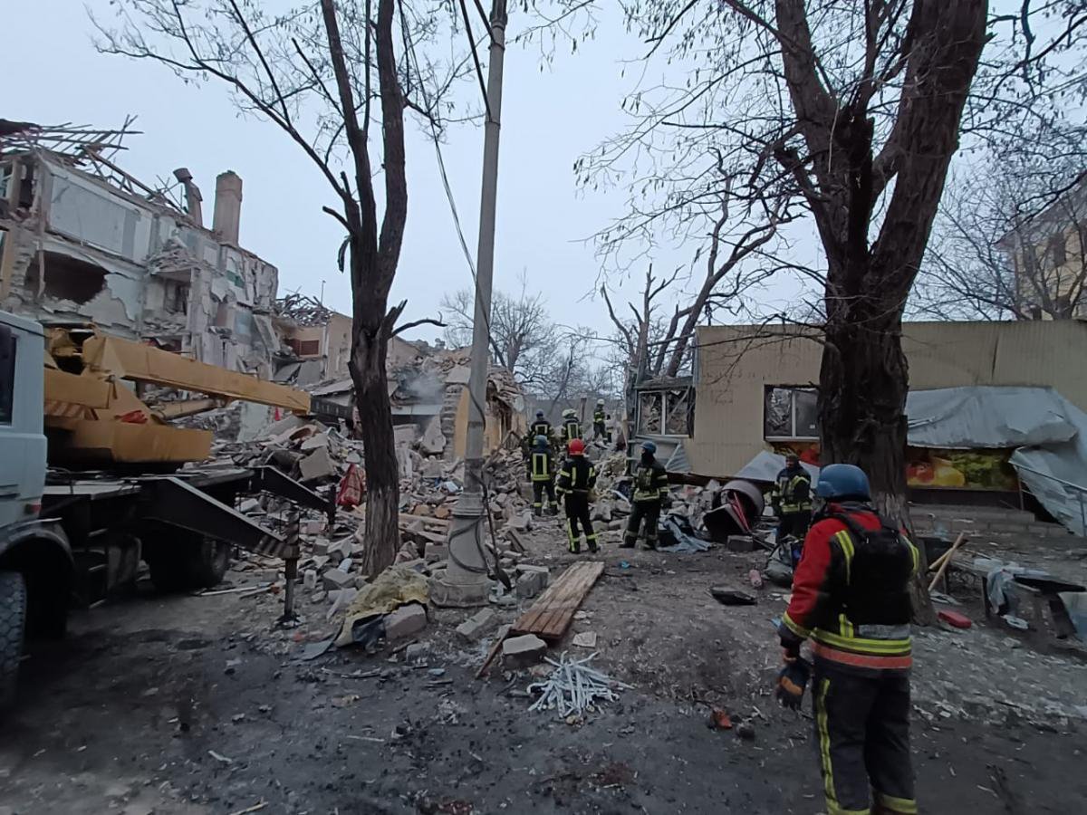Orașul Kramatorsk, lovit de bombardamentele militarilor ruși: Două persoane au decedat, iar altele cinci au fost rănite