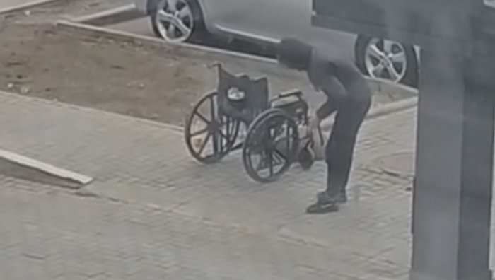 Imagini virale: Un cerșetor „uită” că nu poate merge și își folosește picioarele (VIDEO)