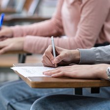 Tot mai mulți elevi primesc 10 din oficiu la BAC. Peste 3.000 scapă de proba la limba străină