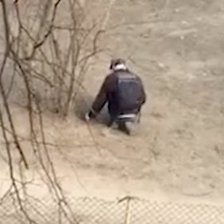 Ascunziș pentru droguri pe teritoriul unei grădinițe? Ceban, cu imagini în care tineri scotocesc prin curți (VIDEO)