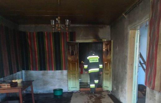 Incendiu într-o locuință din cauza plăpumii electrice. O persoană a decedat