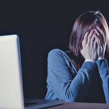 Violența online, sancționată cu închisoare. Căsătoria forțată și hărțuirea vor fi incluse în Codul penal

